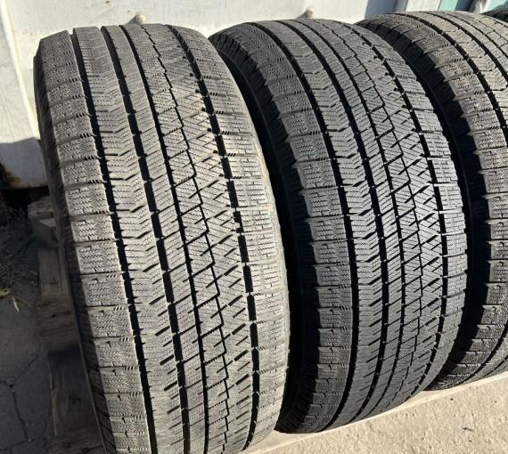 Bridgestone Blizzak VRX2 235/50 R18