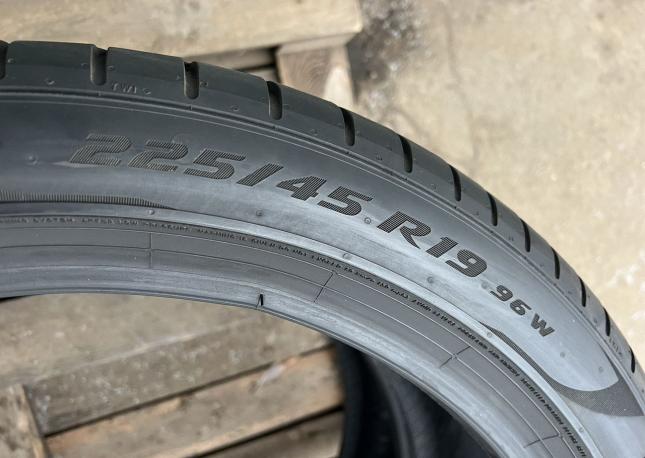 Pirelli P Zero PZ4 225/45 R19