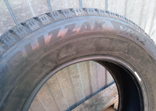 Bridgestone Blizzak VRX2 215/65 R16