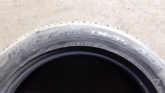 Bridgestone Blizzak LM-25 235/55 R19