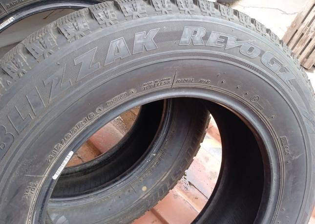 Bridgestone Blizzak Revo GZ 215/65 R16