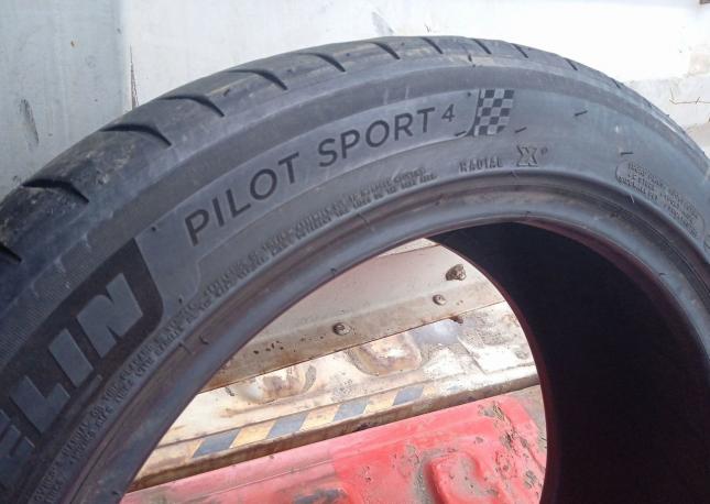 Michelin Pilot Sport 4 235/45 R18