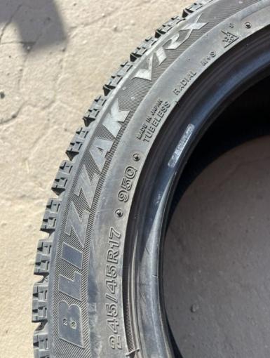 Bridgestone Blizzak VRX 245/45 R17