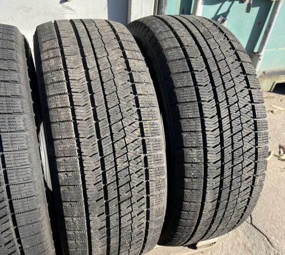 Bridgestone Blizzak VRX2 235/50 R18