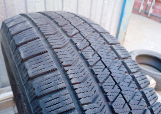 Bridgestone Blizzak VRX2 215/65 R16