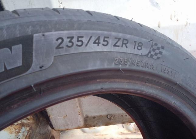 Michelin Pilot Sport 4 235/45 R18