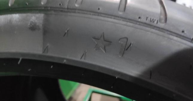 Pirelli P Zero PZ4 275/35 R22 104Y