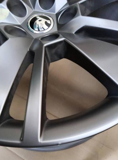 Диск  один Skoda Superb 3 литой оригинал R18