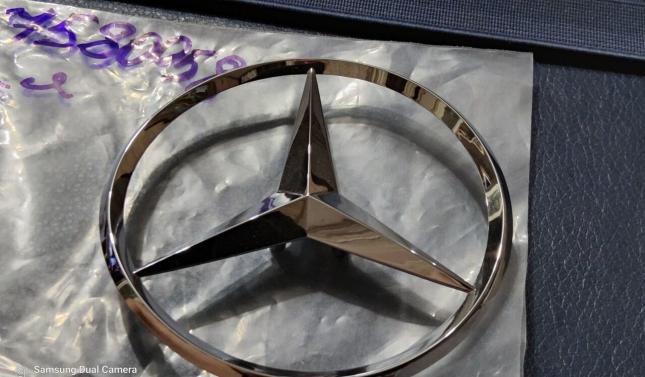 Эмблема крышки багажника Mercedes W204 оригинал купить