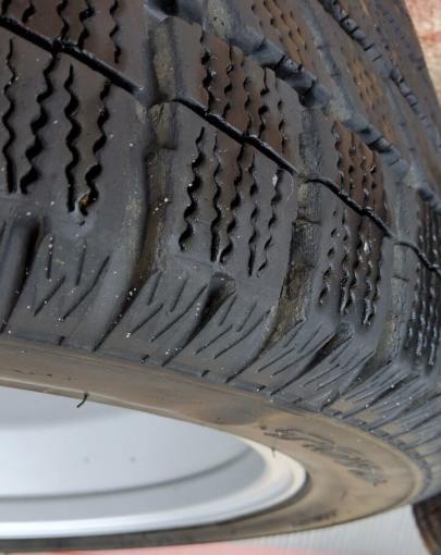 Резина 235 /45 R17 комплект зимние липучка