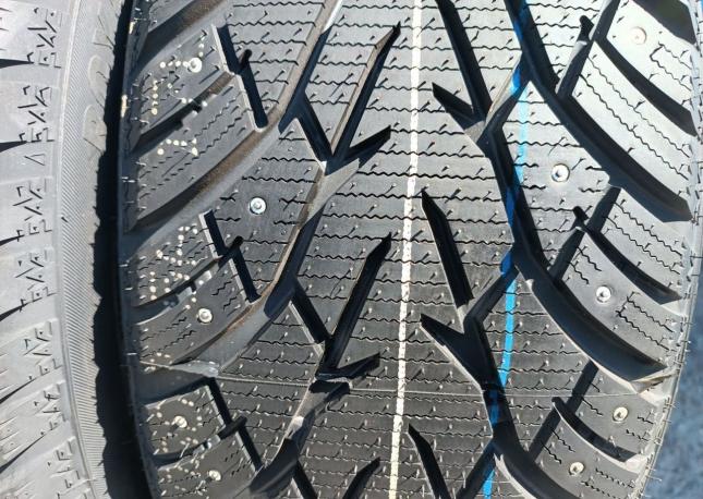 Royal Black Royal Stud 215/55 R17 97V