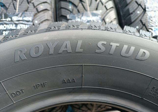 Royal Black Royal Stud 215/65 R16 103H