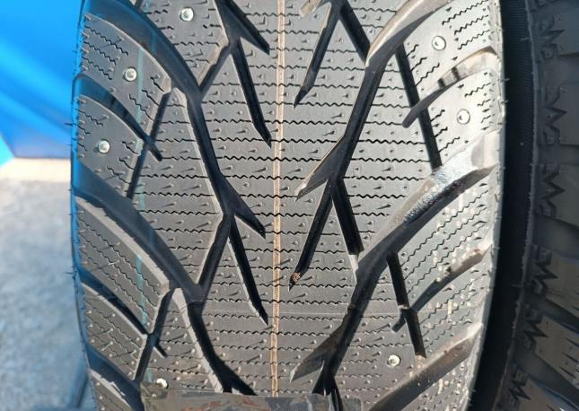 Royal Black Royal Stud 215/65 R16 103H