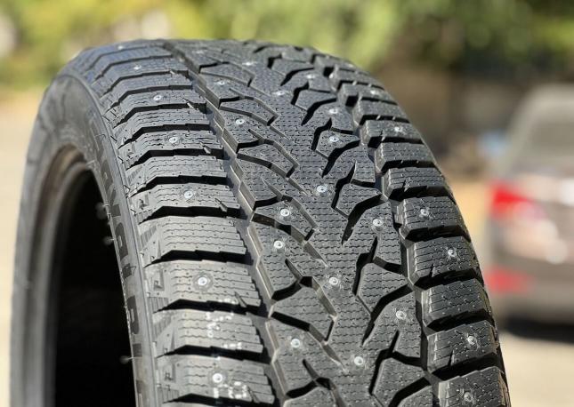 Royal Black Royal Stud II 255/45 R20 103H