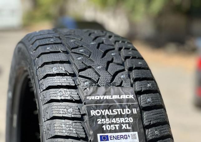 Royal Black Royal Stud II 255/45 R20 103T