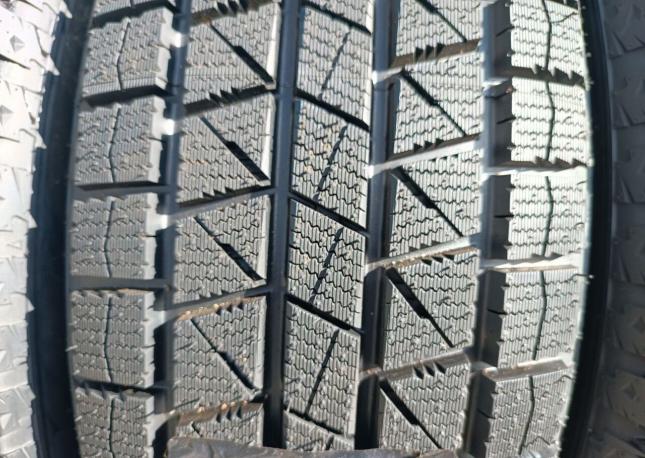 Royal Black Royal Ice 215/65 R16 97S