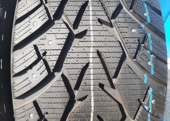 Royal Black Royal Stud 225/50 R17 96H