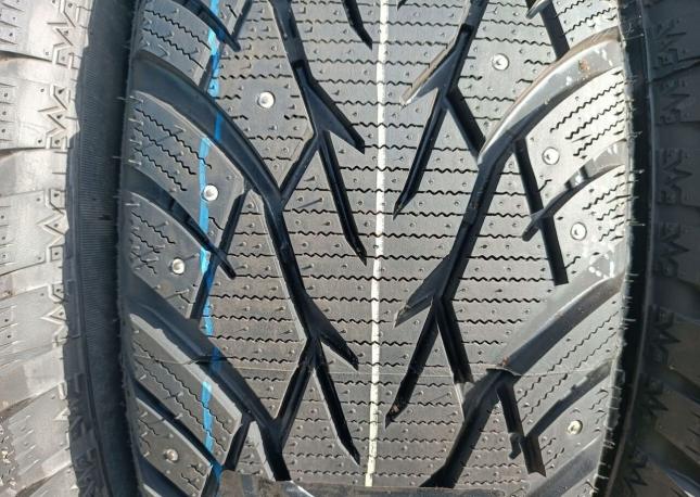 Royal Black Royal Stud 215/65 R16 103H