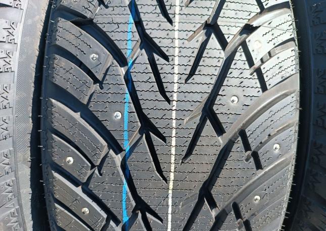 Royal Black Royal Stud 215/55 R17 97V