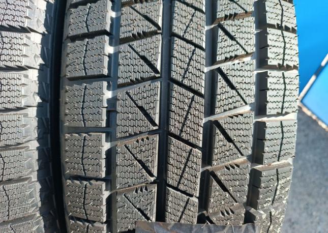 Royal Black Royal Ice 215/65 R16 97S