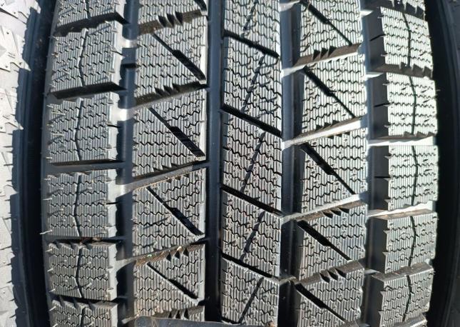 Royal Black Royal Ice 215/65 R16 98S