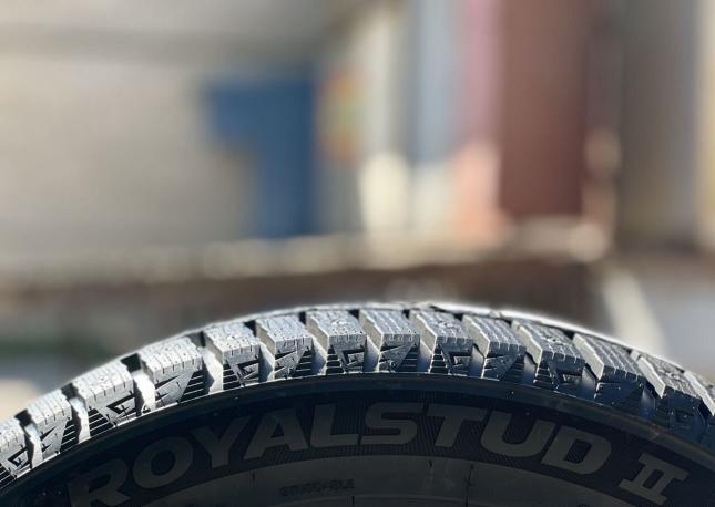 Royal Black Royal Stud II 255/45 R20 106T