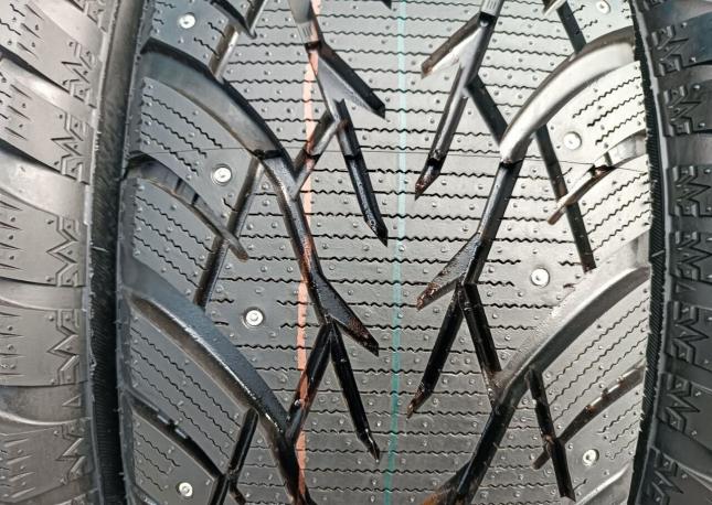 Royal Black Royal Stud 215/60 R16 99H