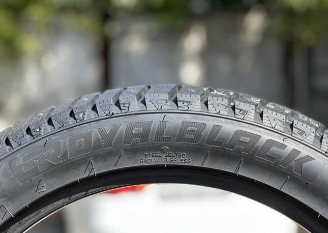 Royal Black Royal Stud II 255/45 R20 104T