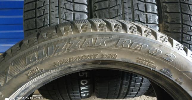 Bridgestone Blizzak Revo2 215/50 R17 92R