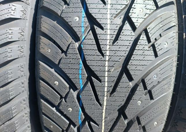 Royal Black Royal Stud 215/55 R17 97V