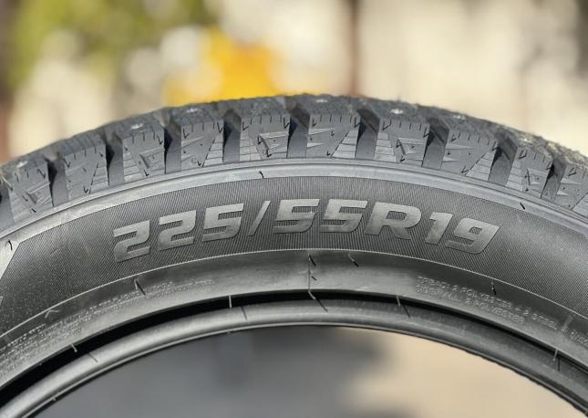 Royal Black Royal Stud II 225/55 R19 103T