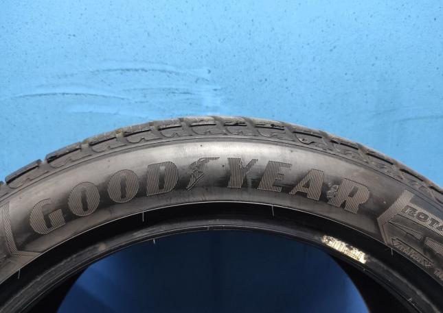 Goodyear UltraGrip 8 245/45 R18 100W