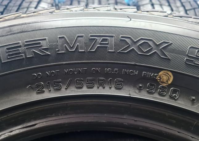 Dunlop Winter Maxx SJ8 215/65 R16 98Q