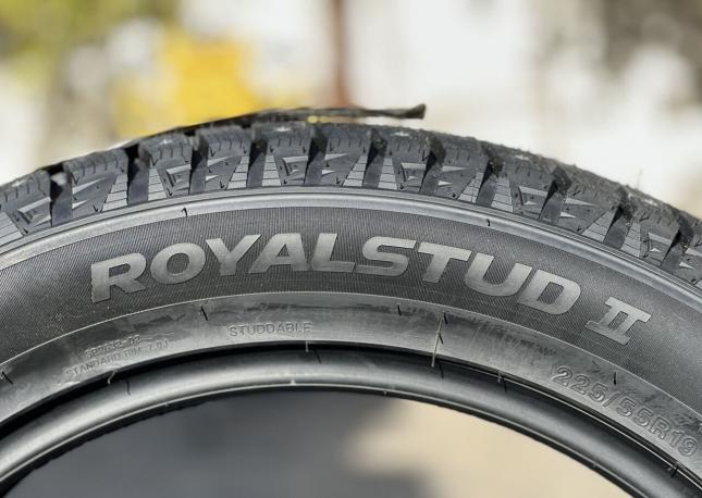 Royal Black Royal Stud II 225/55 R19 101T