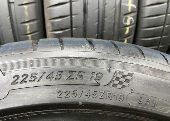 Michelin Pilot Sport 4 225/45 R19 96W