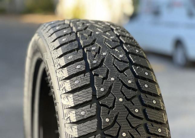 Royal Black Royal Stud II 225/55 R19 101T