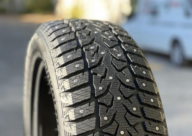 Royal Black Royal Stud II 225/55 R19 103T