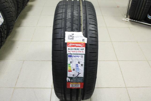 Armstrong Blu-trac HP  225/45 R18 95W