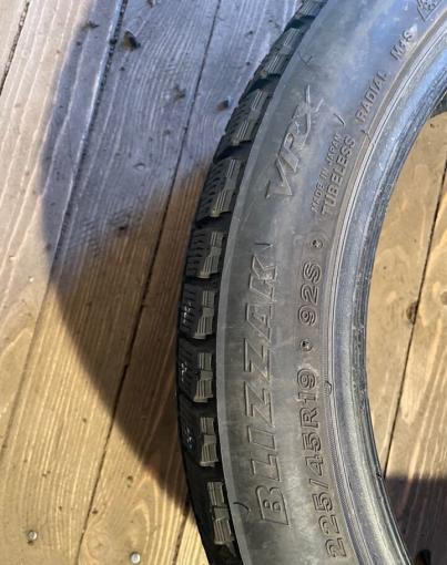 Bridgestone Blizzak VRX 225/45 R19