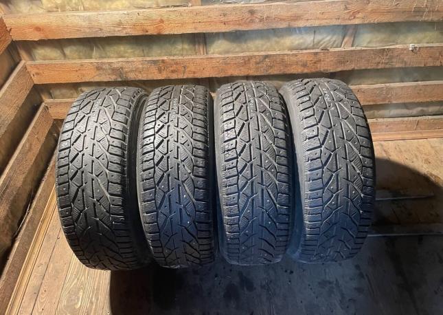 Kormoran SUV Stud 215/65 R16