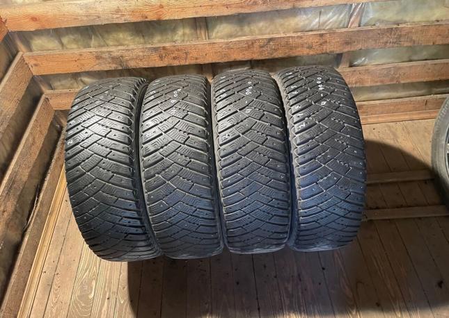 Goodyear Ultragrip Ice Arctic 215/65 R16