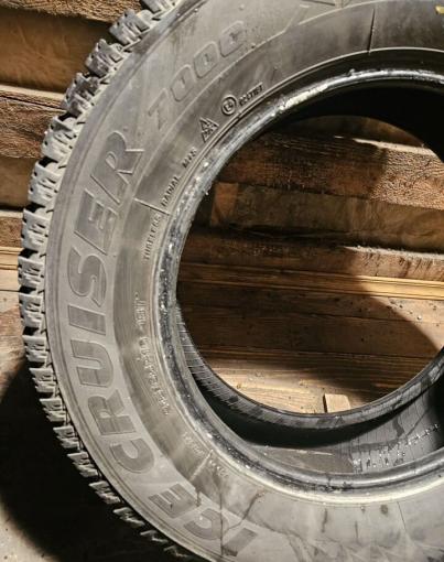 Bridgestone Ice Cruiser 7000 215/65 R16