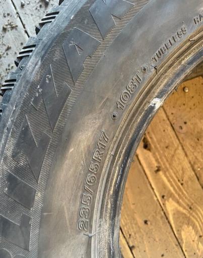 Bridgestone Blizzak Spike-01 235/65 R17