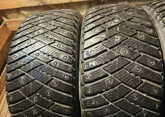 Goodyear Ultragrip Ice Arctic 215/55 R16