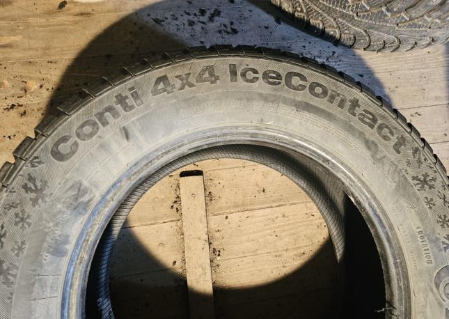 Continental Conti4x4IceContact 215/70 R16