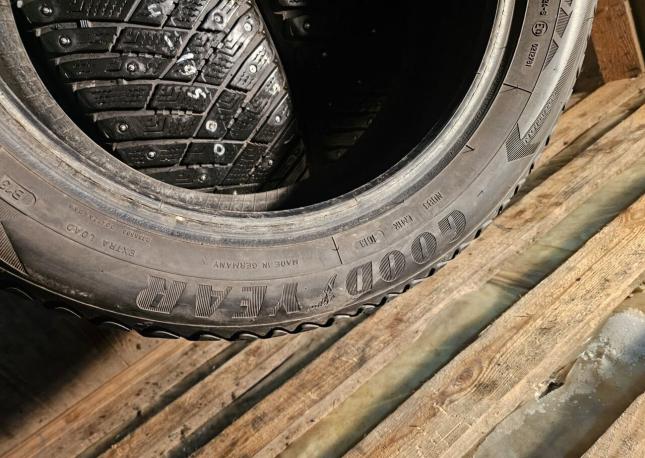 Goodyear Ultragrip Ice Arctic 215/55 R16