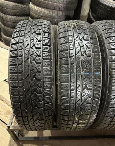 Kumho I&#39;Zen RV KC15 215/70 R16