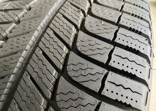 Michelin X-Ice XI3 245/45 R18 100H