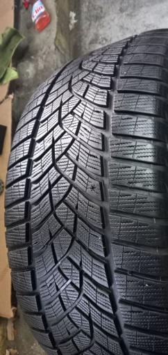 Goodyear UltraGrip Performance 275/40 R21 107V