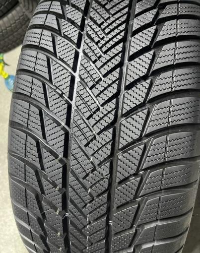 Bridgestone Blizzak LM-001 Evo 235/50 R19 99H